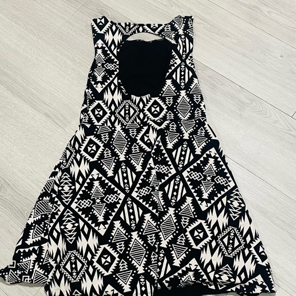 PINK VS Black and White Geometric Pattern Dress w/ back keyhole opening Sz M - Picture 6 of 8
